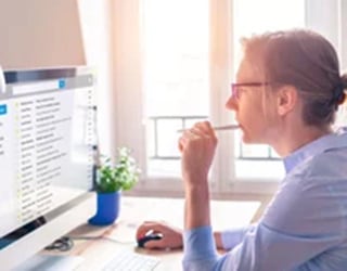 woman-looking-at-computer_320x250
