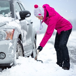woman-shovelling-out-car.jpg